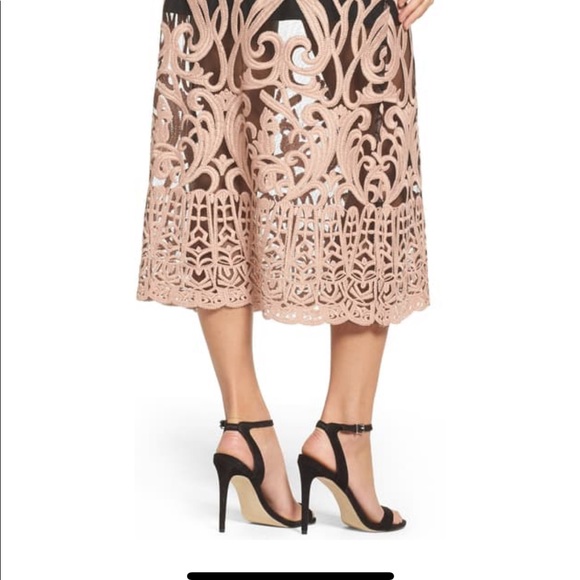 Beautiful embroidered dress - Picture 2 of 7